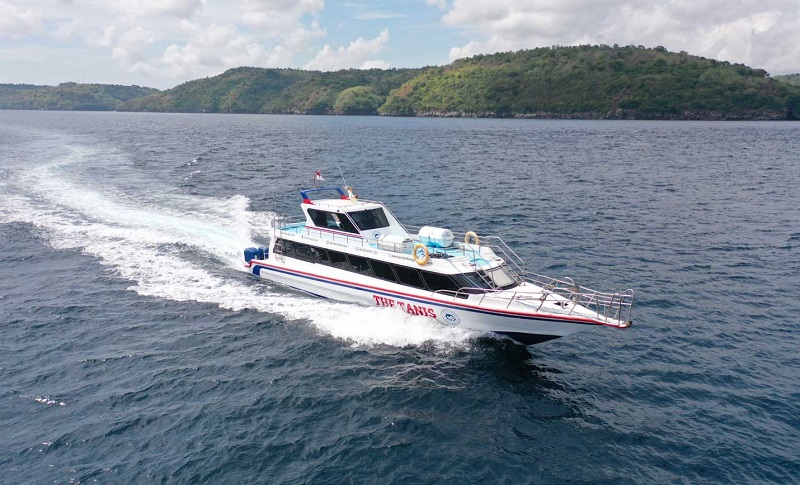 Tanis fast boat crossing the Bali sea